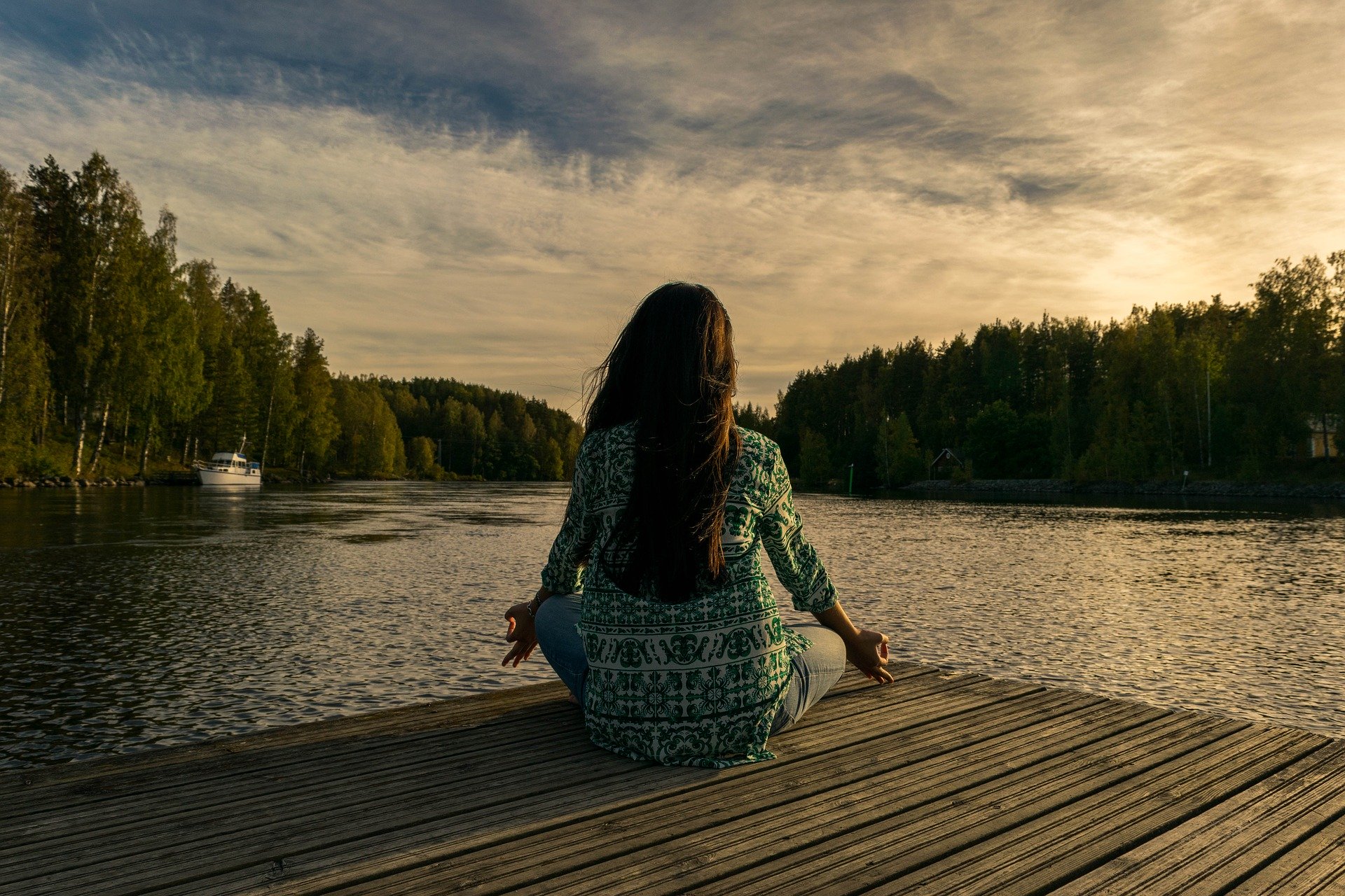 Femme faisant de la relaxation devant un lac